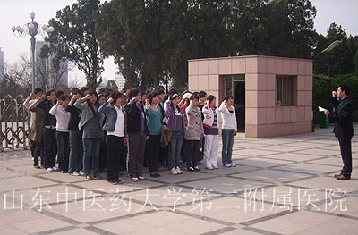 院团委组织团员青年到英雄山革命烈士陵园扫墓活动