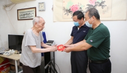 我院离退休管理科工作人员走访慰问老战士