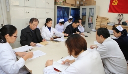 王永志参加内科党支部主题教育专题组织生活会