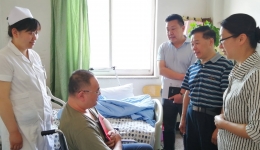 “帮扶送教育”温暖困难职工子女心 —省医务工会领导来我院走访调研并慰问困难职工