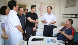 医院领导走访慰问困难党员