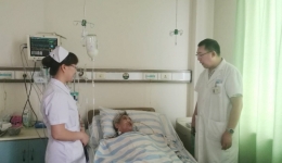我院成功为一位78岁老人完成肠粘连松解加坏死小肠切除手术