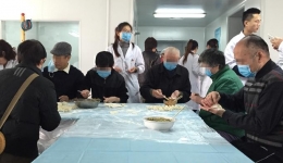 康复医学科组织患者开展“迎元旦、包水饺”活动