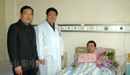 院党委书记孟令军看望在骨科住院治疗的“济南市孝老爱亲模范”奖获得者