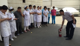 医院对西院区全体人员进行消防安全培训演练