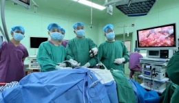 【泌尿外科】科室完成完全腹腔镜下右肾巨大血管平滑肌脂肪瘤切除术