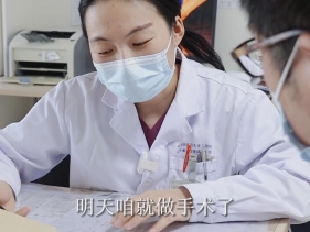 当医生明天要给科室主任做手术，术前谈话有多尴尬