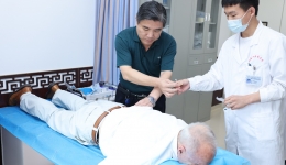 我院陈守强教授为美国威斯康星医学院Siegfried Janz教授行针灸治疗