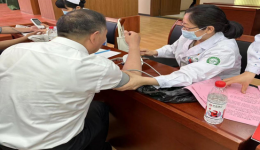 义诊进公交 关爱护驾行——内科党总支开展健康义诊暨5.20公交驾驶员关爱日活动