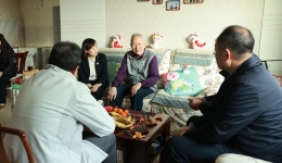 医院领导走访慰问老干部、老专家