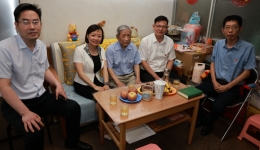 医院领导走访慰问老干部老党员
