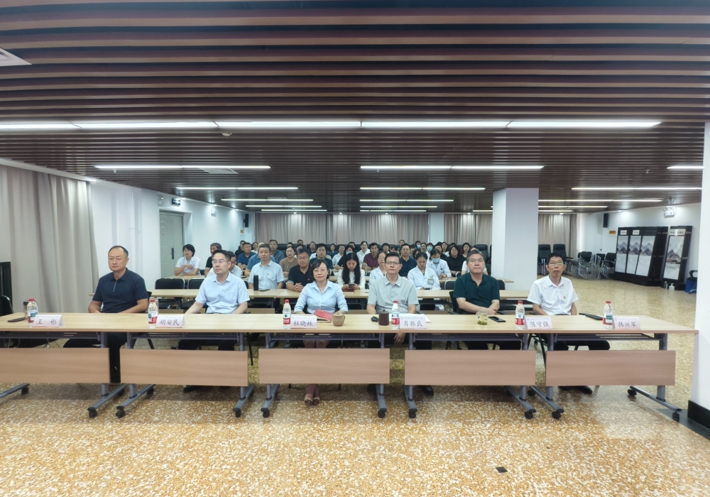 医院组织集中观看纪念中国人民抗日战争暨世界反法西斯战争胜利80周年大会