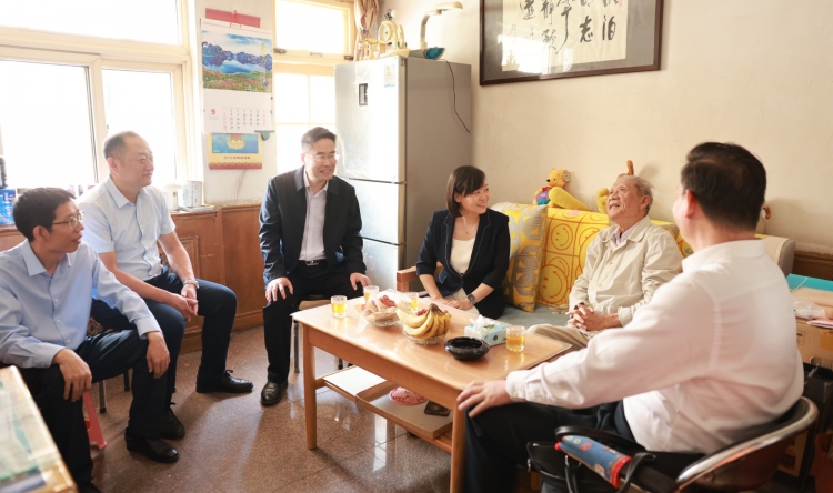 院领导走访慰问老干部及援派干部人才