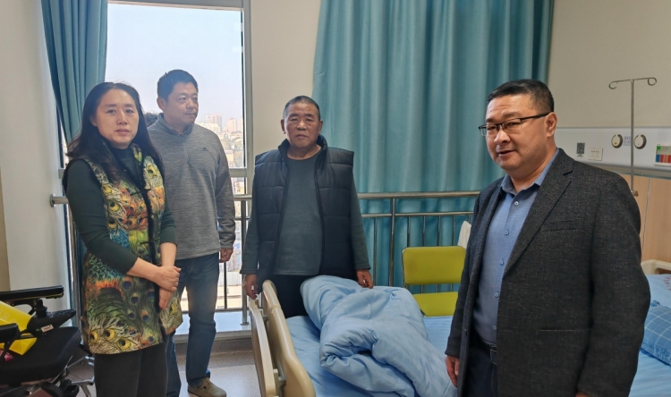 金秋送暖传薪火 五老精神映岐黄——医院重阳节走访慰问关工委老同志