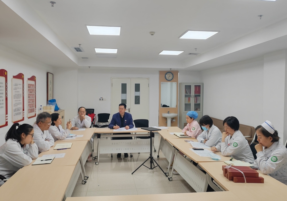 内科第二党总支理论学习中心组开展专题学习